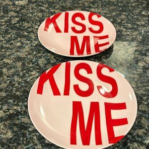 CELEBRATE IT 8” KISS ME PLATES LOT OF 2 NWT